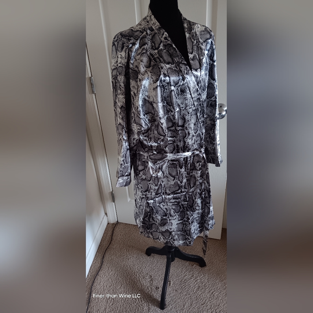 NWT Elegant Black and Gray Satin Snake print Women's Robe With Matching Belt - Picture 2 of 5